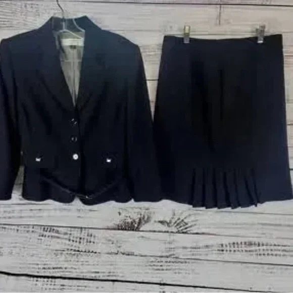 Tahari NWOT size 16 two-piece suit in navy - Picture 1 of 6